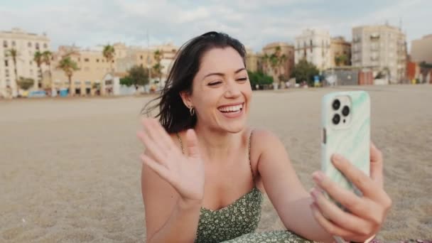 Νεαρή Γυναίκα Κάθεται Αμμώδη Παραλία Και Χρησιμοποιώντας Κινητό Τηλέφωνο Κάνοντας — Αρχείο Βίντεο