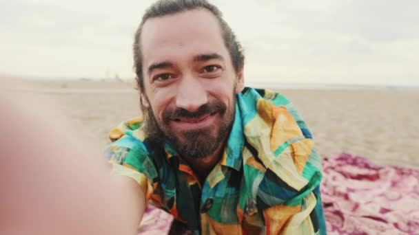 Junger Glücklicher Mann Macht Selfie Mit Smartphone Strand — Stockvideo