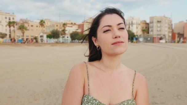 Νεαρή Γυναίκα Στέκεται Στην Παραλία Και Κοιτάζει Μακριά Κορίτσι Γυρίζει — Αρχείο Βίντεο