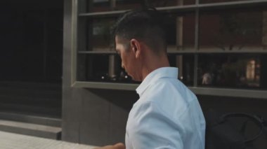 Genç işadamı sokakta yürürken