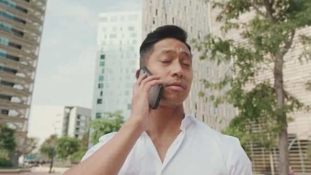 Modern Binaların Arka Planında Akıllı Telefondan Konuşan Genç Adamlarının Yakın — Stok video