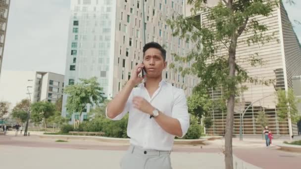 Genç Işadamı Modern Binalarda Akıllı Telefondan Konuşuyor — Stok video
