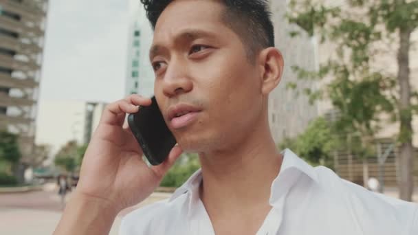 사업가가 스마트폰으로 이야기하는 — 비디오