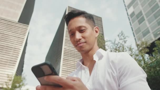 Cerca Joven Hombre Negocios Usando Teléfono Móvil Desde Fuera — Vídeos de Stock