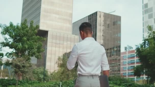Genç Adamı Modern Bina Arka Planında Yürüyor Arka Plan — Stok video