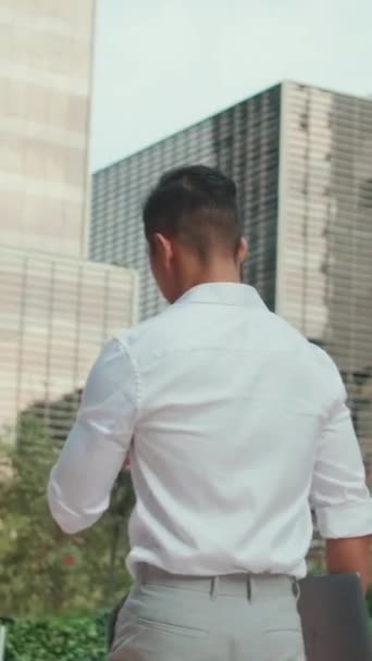 Genç Adamı Modern Bir Binanın Arka Planında Yürüyor Arka Plan — Stok video