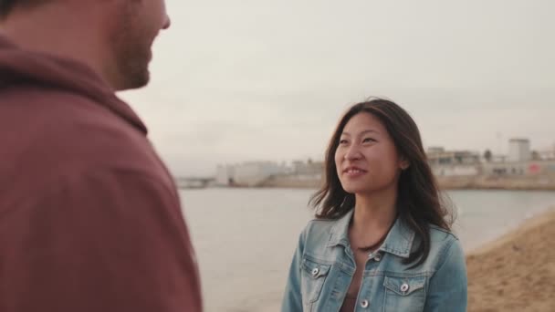 Cuplul Tânăr Vorbește Unul Celălalt Malul Mării — Videoclip de stoc