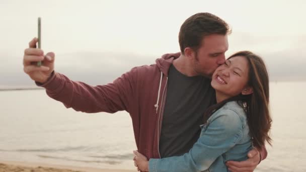 Pasangan Yang Jatuh Cinta Saling Berpelukan Membuat Selfie Saat Berdiri — Stok Video