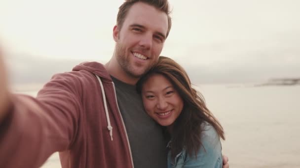 Пара Любові Обіймає Один Одного Робить Селфі Стоячи Пляжі — стокове відео