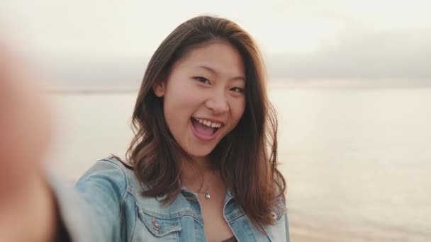 Tânăra Femeie Frumoasă Face Selfie Timp Stă Peisajul Mării — Videoclip de stoc
