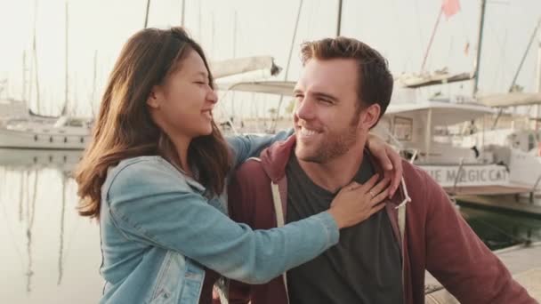 Liebendes Paar Küsst Sich Während Hafen Sitzt — Stockvideo