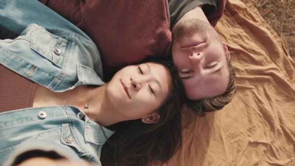 Close Casal Feliz Tomando Selfie Enquanto Deitado Cobertor Parque — Vídeo de Stock