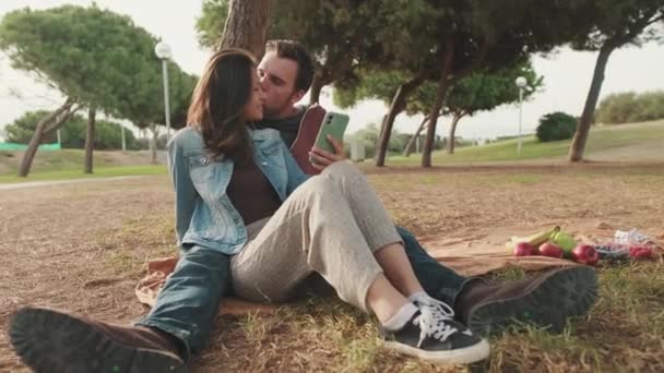 Щаслива Пара Використовуючи Мобільний Телефон Пікніку Парку — стокове відео