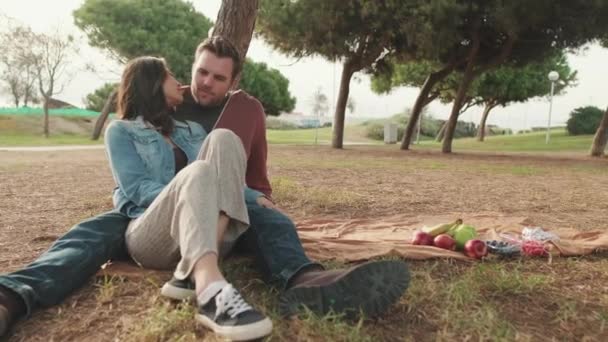 Пара Закоханих Проводить Час Разом Парку Пікніку — стокове відео