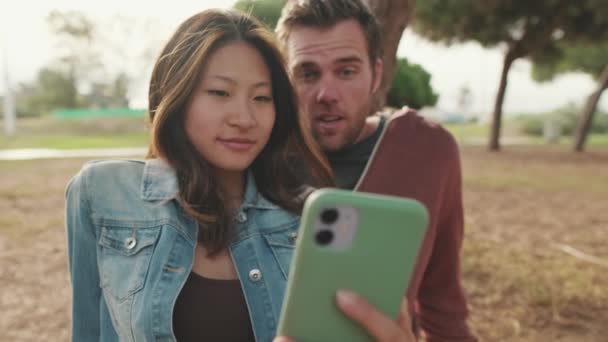Skrattande Par Som Tar Selfie Mobiltelefon — Stockvideo