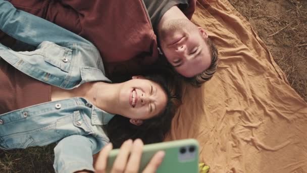 Gelukkig Stel Neemt Selfie Mobiele Telefoon Uitzicht Van Bovenaf — Stockvideo