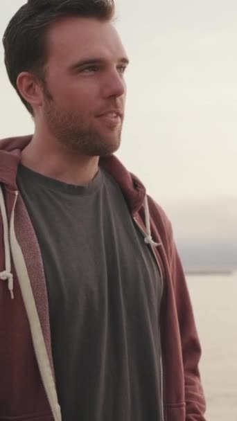 Deniz Manzarası Seyrederken Konuşan Genç Bir Adam Var — Stok video