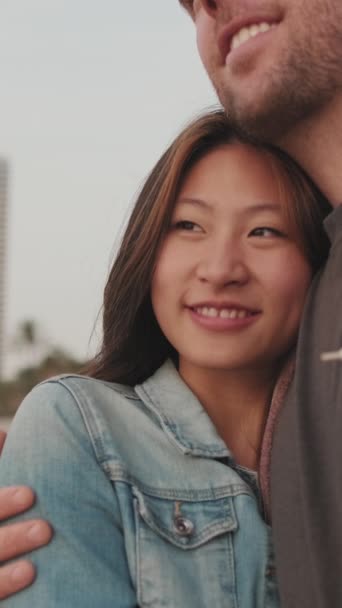 Vertical Video Zbliżenie Pary Miłości Przytulanie — Wideo stockowe
