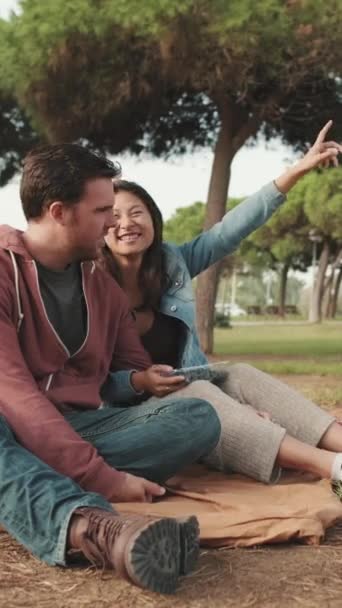 Vidéo Verticale Couple Parlant Assis Dans Parc Pique Nique — Video