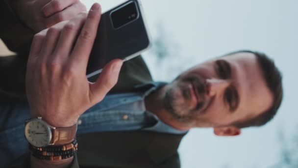 Vidéo Verticale Gros Plan Homme Utilisant Téléphone Portable — Video