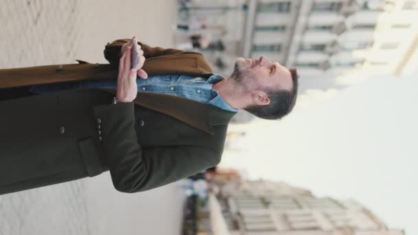 Vertical Video Człowiek Korzystający Aplikacji Map Telefonie Komórkowym — Wideo stockowe