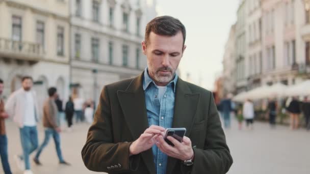 Homem Meia Idade Usando Aplicativo Mapa Telefone Móvel — Vídeo de Stock