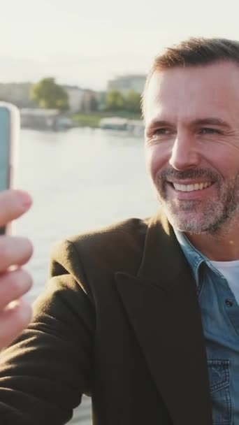 Vertisk Video Människan Tar Selfie Telefonen Vallen Floden — Stockvideo