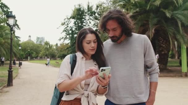 Paar Met Behulp Van Mobiele Telefoon Kaart App — Stockvideo
