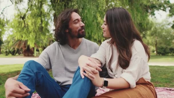 Selamat Tersenyum Pria Dan Wanita Piknik — Stok Video