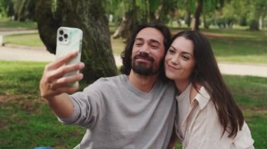Çift alarak selfie cep telefonu üzerinde gülümseyen