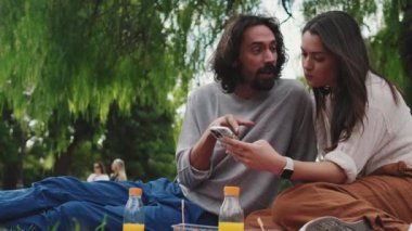 Birbirine aşık çiftler abur cuburları ve cep telefonlarını severler.