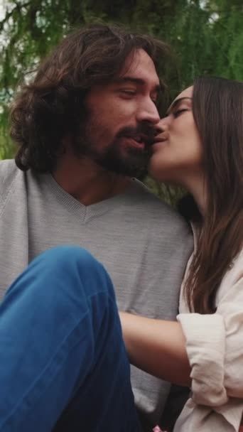 Verticale Video Close Liefdevol Paar Tijd Doorbrengen Romantische Dating Picknick — Stockvideo