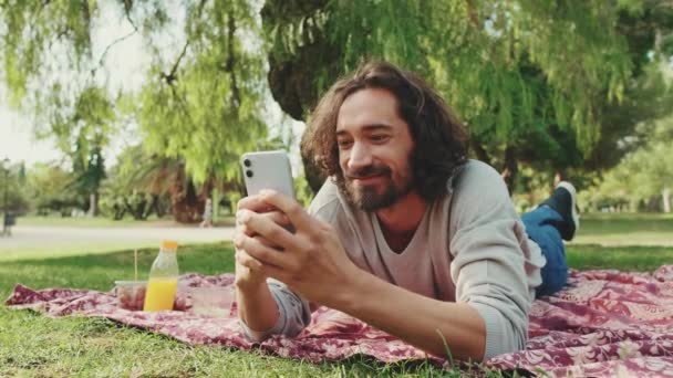 Jovem Relaxante Parque Usando Telefone Celular — Vídeo de Stock