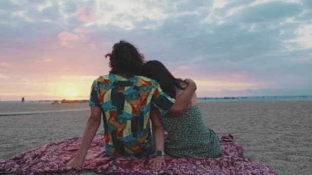 Mężczyzna Kobieta Przytulają Się Przy Plaży Obserwują Świt Widok Tyłu — Wideo stockowe