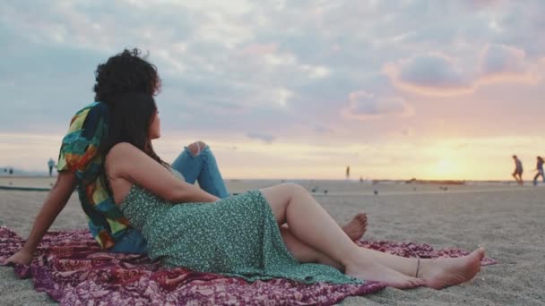 Para Zakochanych Cieszy Się Pięknym Widokiem Wschodzie Słońca Plaży — Wideo stockowe