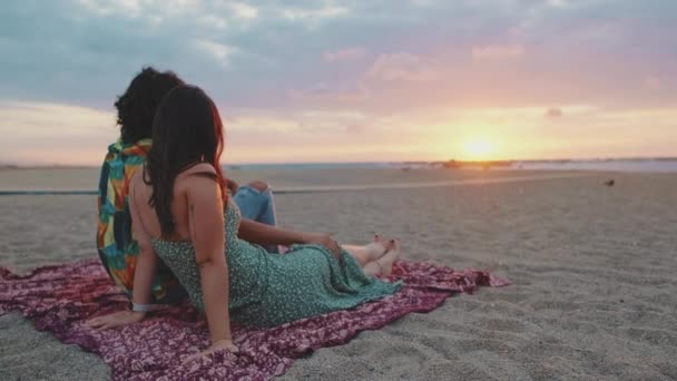 一对浪漫的夫妇在海滩上欣赏日出 背景色 — 图库视频影像