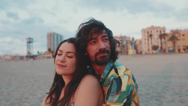 Uomo Donna Che Abbracciano Sulla Spiaggia Guardano Alba — Video Stock