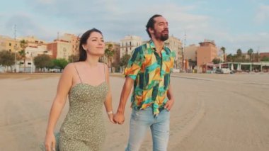 Kumsalda el ele tutuşan mutlu çift