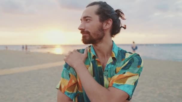Giovane Uomo Guardando Macchina Fotografica Sorridendo Mentre Piedi Sulla Spiaggia — Video Stock