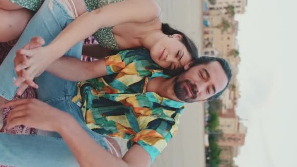 Vertical Video Ρομαντικό Ζευγάρι Χαλαρώνει Απολαμβάνοντας Στην Παραλία — Αρχείο Βίντεο