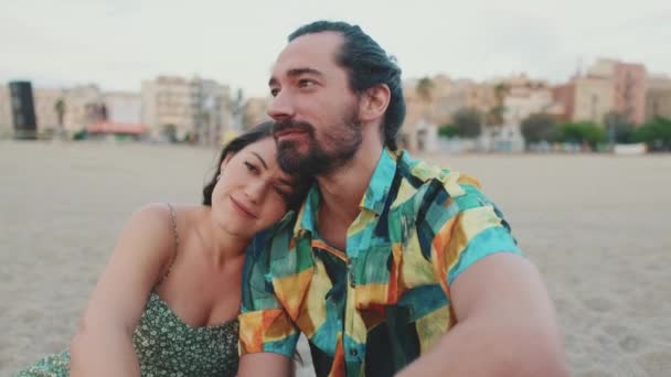 Pareja Romántica Relajándose Disfrutando Playa — Vídeo de stock