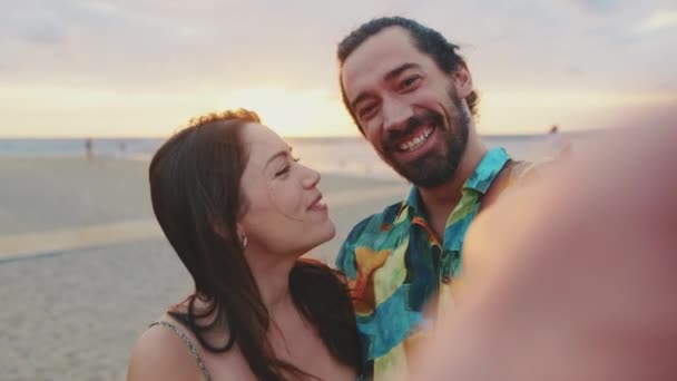 Feliz Pareja Tomando Selfie Mientras Está Pie Playa — Vídeo de stock
