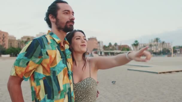 Novomanželé Objímají Mluví Když Stojí Pobřeží — Stock video