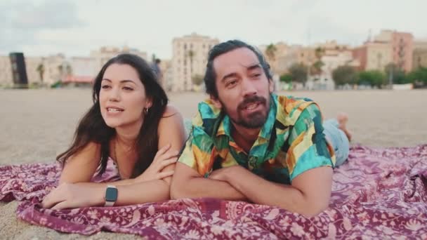 Muž Žena Mluví Relaxaci Dece Pláži — Stock video