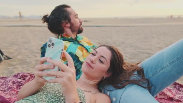 Pareja Joven Relajándose Playa Mujer Joven Usando Teléfono Móvil — Vídeo de stock