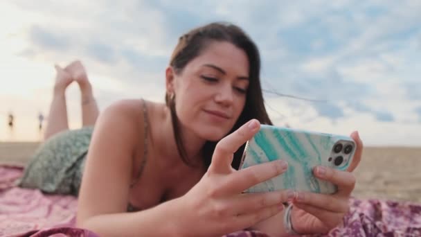 Primer Plano Las Manos Una Joven Usando Teléfono Móvil Playa — Vídeo de stock