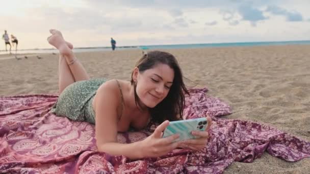 Menina Sorridente Descansando Praia Areia Olhando Para Smartphone — Vídeo de Stock