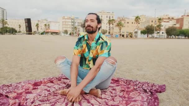 Hombre Joven Relajándose Playa — Vídeo de stock