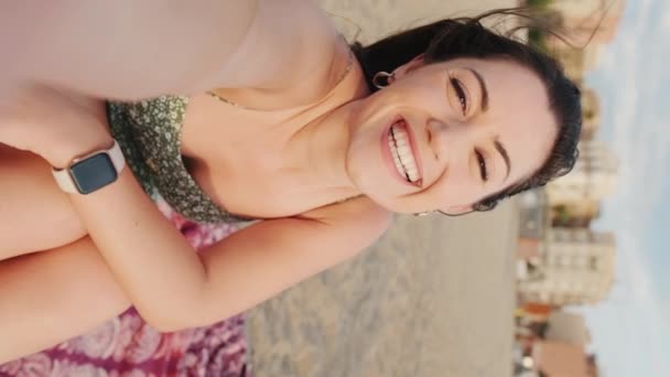 Vertical Video Gelukkige Jonge Vrouw Het Maken Van Video Oproep — Stockvideo
