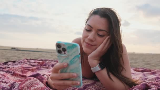 Close Jonge Vrouw Ontspannen Het Strand Met Behulp Van Mobiele — Stockvideo